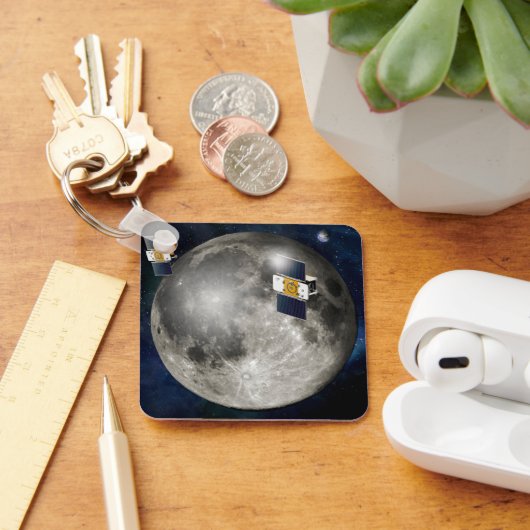 Zwillingsgras-Raumsonde, die den Mond umkreisen. Schlüsselanhänger (Schreibtisch)