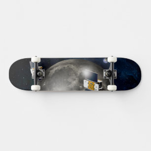 Zwillingsgras-Raumsonde, die den Mond umkreisen. Skateboard