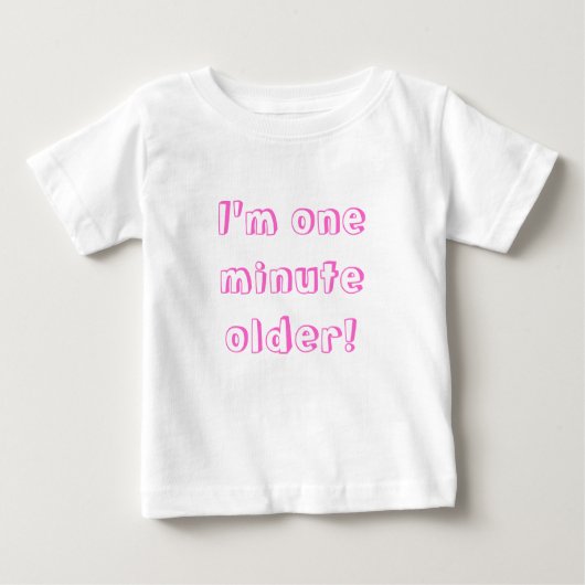 Zwillingsmädchen Ich bin eine Minute älter! Baby T-shirt (Vorderseite)