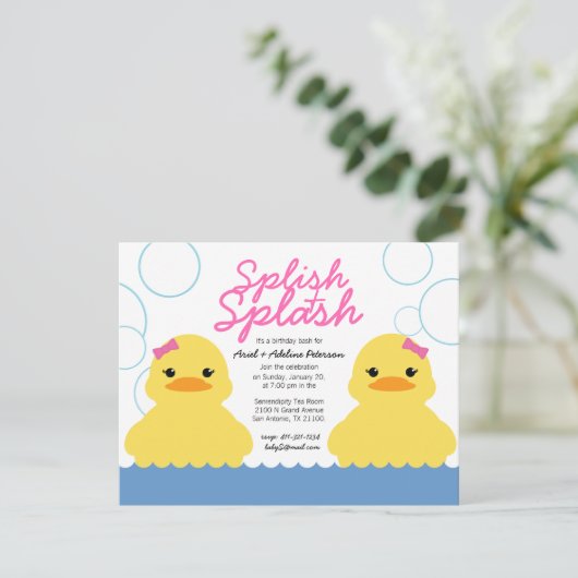 Zwillingsmädchen JEDES ALTER Gummi DUCKY BIRTHDAY  Einladung (Stehend Vorderseite)