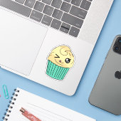 Zwinkerndes Vanille-Cupcake Aufkleber (Laptop mit iPhone)