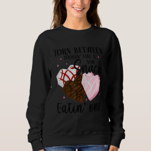 Zwischen Aussehen wie ein Snack und einem Essen hi Sweatshirt