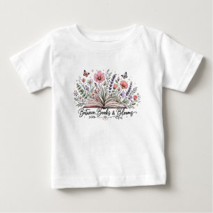 Zwischen Büchern und Blüten Buchliebhaber Leser Baby T-shirt