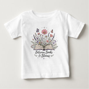 Zwischen Büchern und Blüten Buchliebhaber Leser Baby T-shirt