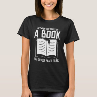 Zwischen den Seiten eines Buches Lieber Ort Bücher T-Shirt