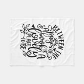 Zwischen den Seiten eines Buches zum Lesen von Leh Fleecedecke (Vorderseite (Horizontal))