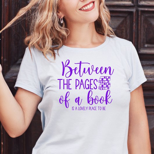 Zwischen den Seiten eines Buchhemds T-Shirt