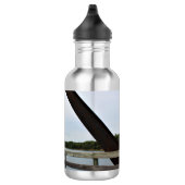 Zwischen den Stangen des Rosts Edelstahlflasche (Rechts)