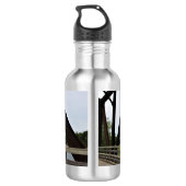 Zwischen den Stangen des Rosts Edelstahlflasche (Rückseite)