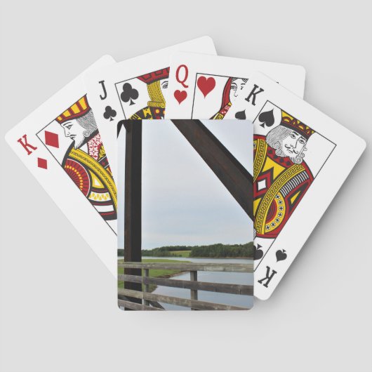 Zwischen den Stangen des Rosts Spielkarten (Rückseite)