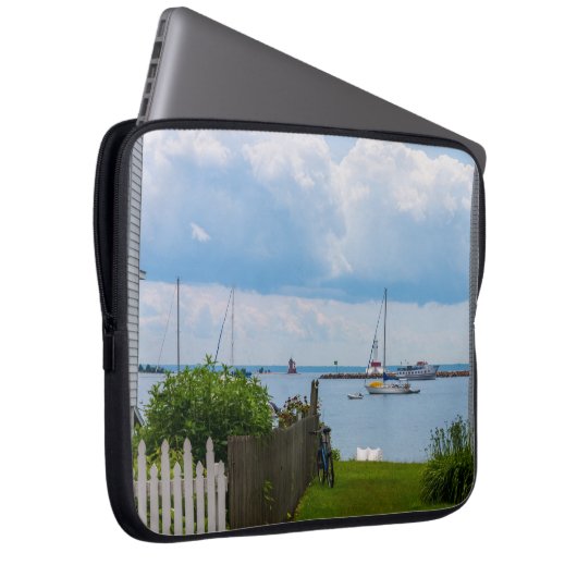 Zwischen Häusern Laptopschutzhülle (Vorne Rechts)