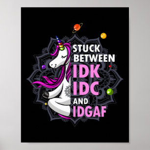 Zwischen Idk Idc Und Idgaf Einhorn Yoga Manda stec Poster