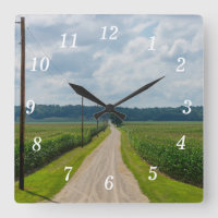 Zwischen Maisfeldern die Wall-Uhr