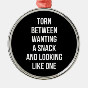 Zwischen Wollend und aussehend wie Snack, lustig Ornament Aus Metall