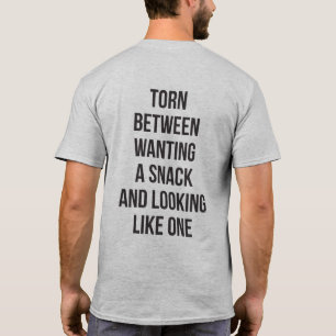 Zwischen Wollend und aussehend wie Snack, lustig T-Shirt