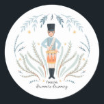 Zwölf Drummer Drumming 12 Tage Weihnachtsvolk Runder Aufkleber<br><div class="desc">Zwölf Trommler trommeln. Niedliche Festtage "12 Tage Weihnachten" Illustration. Karo für passende Produkte in meinem Shop. Behalt alle im selben Stil. Personalisieren, bestellen, empfangen, genießen und zurückkommen! Am zwölften Weihnachtsfeiertag schickte mir meine wahre Liebe: Zwölf Trommler trommeln, elf Piper, zehn Lords a-leaping, neun Damen tanzen, acht a-melken, sieben Schwäne a-Schwimmen,...</div>