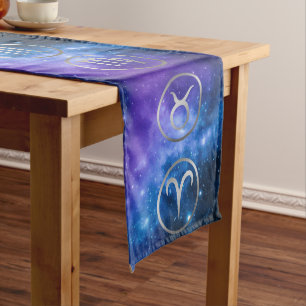 Zwölf graue Zodiakische Symbole auf blauer Galaxie Großer Tischläufer