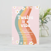 Zwölf ist ein Vibe Groovy Regenbogen 12. Geburtsta Einladung (Stehend Vorderseite)