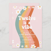 Zwölf ist ein Vibe Groovy Regenbogen 12. Geburtsta Einladung (Vorne/Hinten)