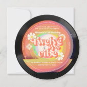 Zwölf ist ein Vibe Groovy Retro Vinyl Rainbow Dais Einladung (Vorderseite)