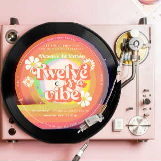 Zwölf ist ein Vibe Groovy Retro Vinyl Rainbow Dais Einladung