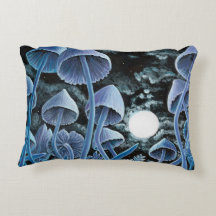 Zwölf magische Pilze auf Vollmond