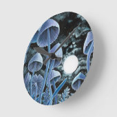 Zwölf magische Pilze auf Vollmond Runde Wanduhr (Winkel)