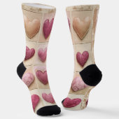 Zwölf Valentinherzen auf Papiertexturen Socken (Gewinkelt)