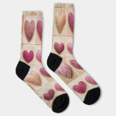 Zwölf Valentinherzen auf Papiertexturen Socken (Rechts)
