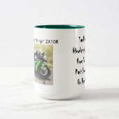 ZX10R Wheelie hinter Gixxer Zweifarbige Tasse (Mittel)