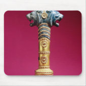 Zylinderförmiger Sockel, früher Achaemenian Mousepad (Vorne)