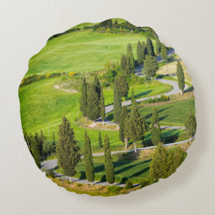 Zypresse zeichnete kurvenreiche Straße in rundem Rundes Kissen